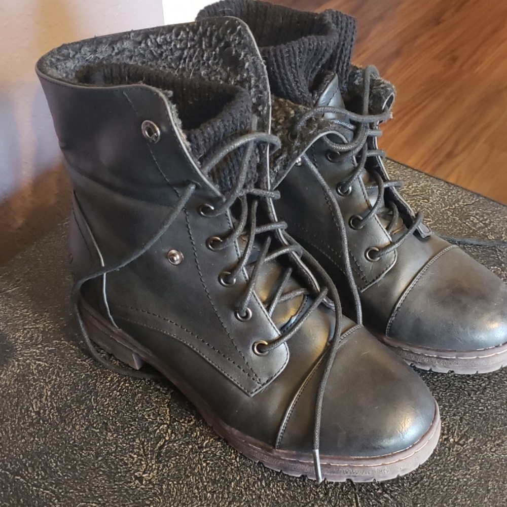 Boots - Picture 3 of 3